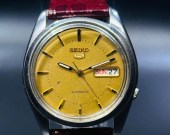 Reloj automático vintage Seiko 5: esfera amarilla, caja de acero inoxidable plateada.
