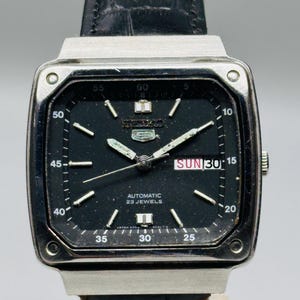 Vintage Seiko 5 Automatic Men&#39;s Watch: Silver TV Case, Gray Dial