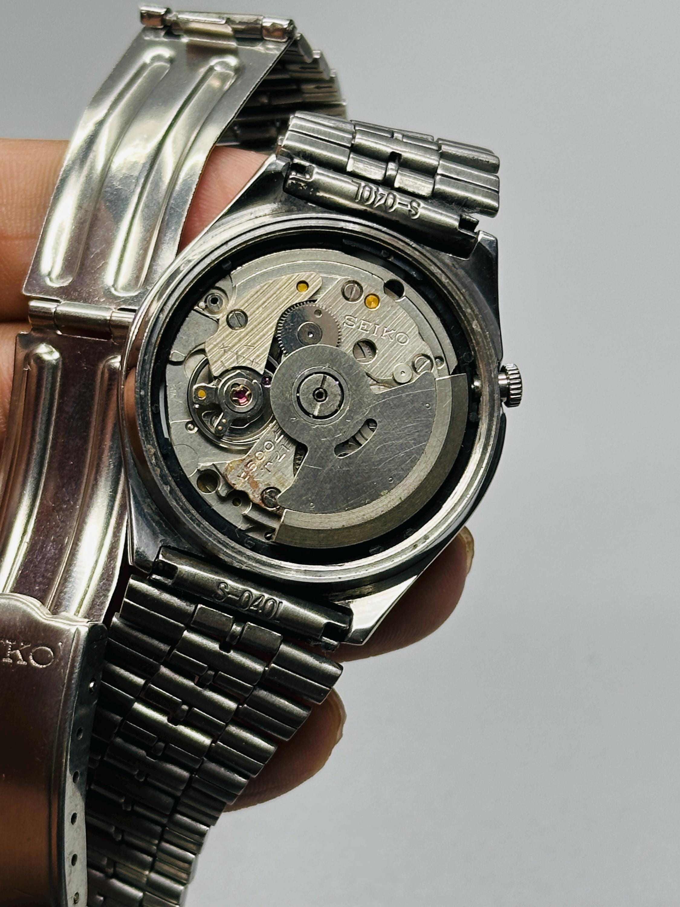 Vintage Seiko 5 Automatic Watch: Gold Dial, Silver Stainless 