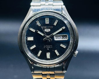 Vintage Seiko 5 Automatikuhr: Schwarzes Ziffernblatt, Edelstahl, Tag/Datum