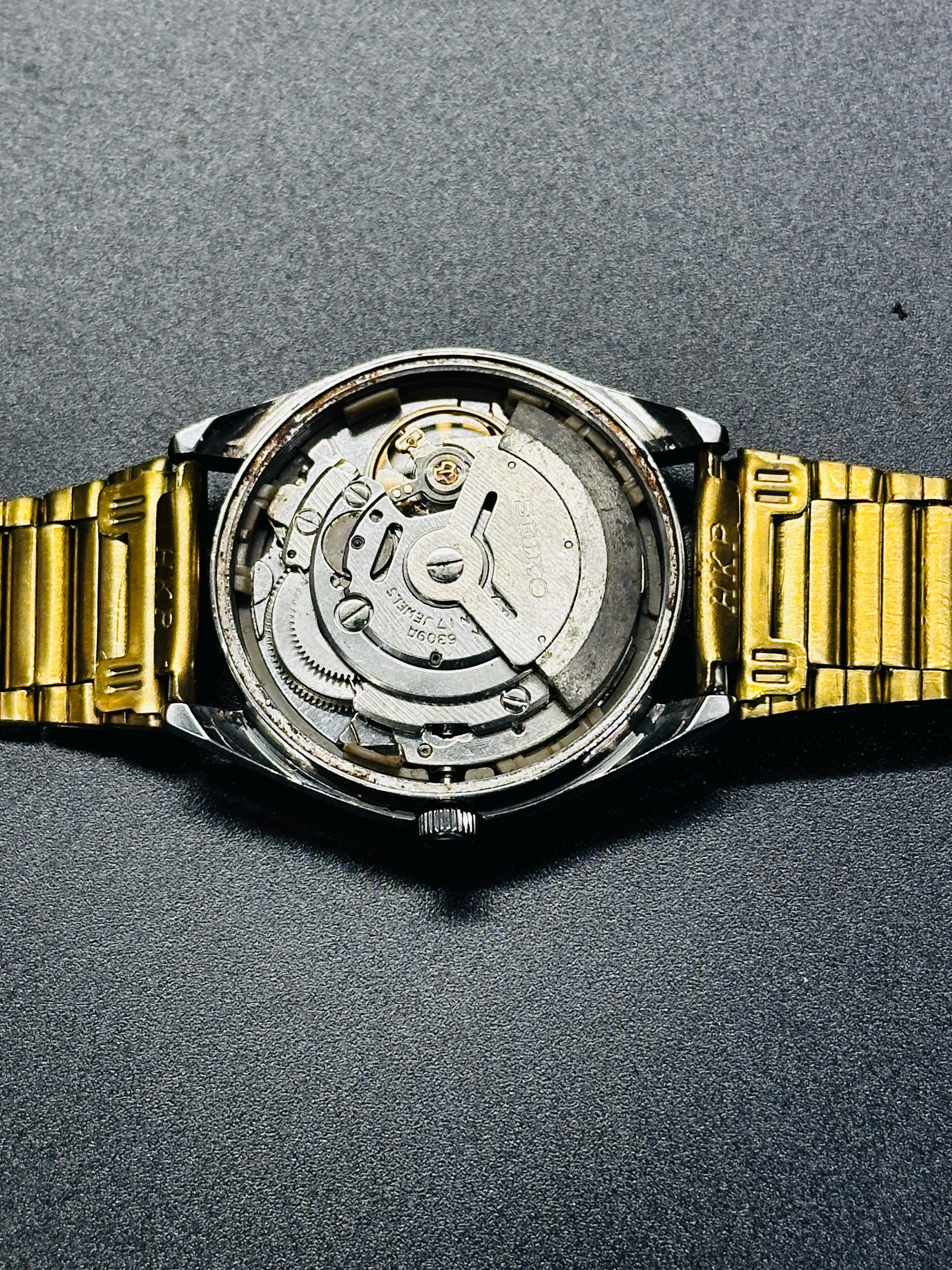 Vintage Seiko 5 Automatic Watch: Gold Dial, Silver Case, Day  display picture 2