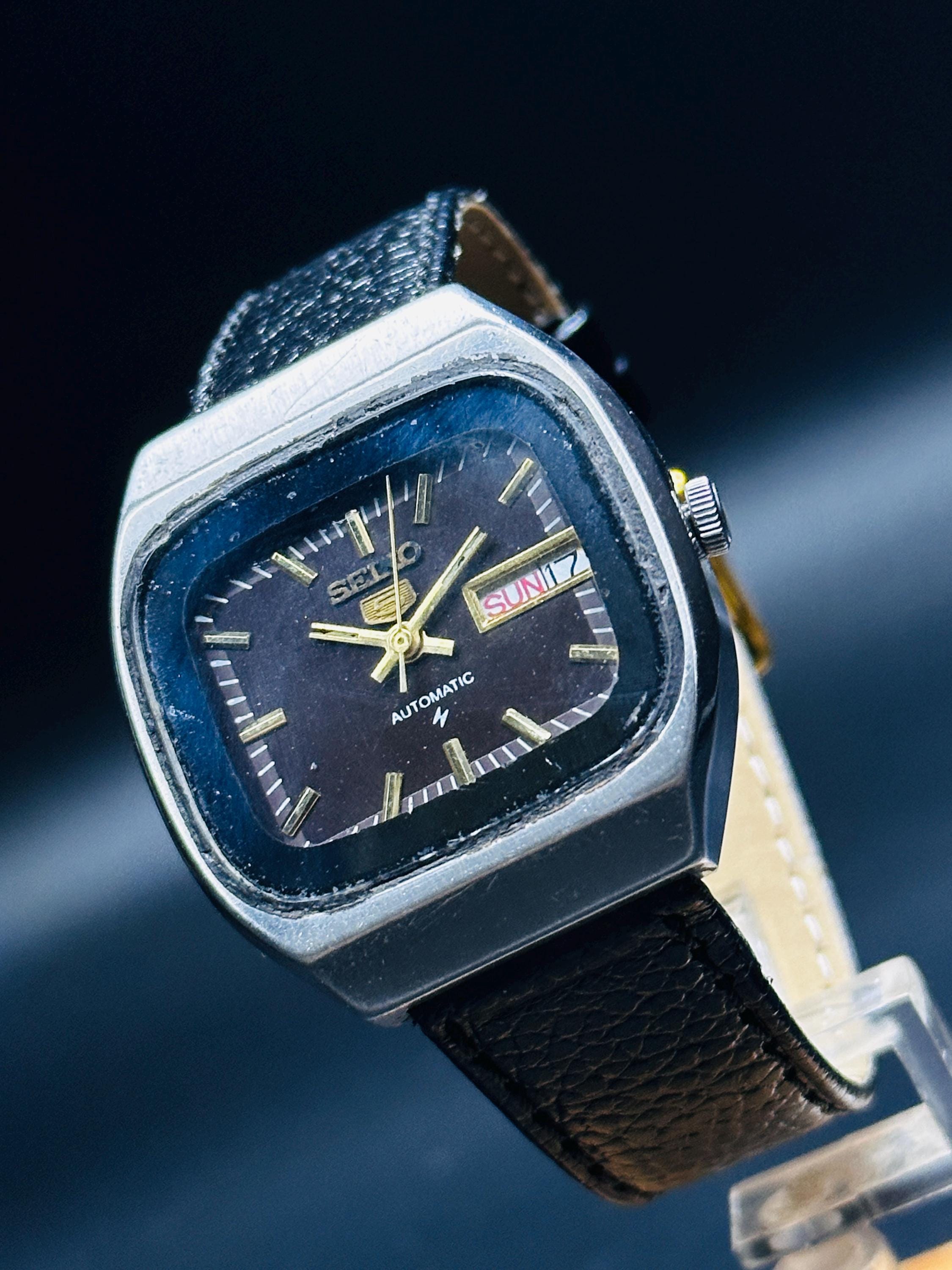 Vintage Seiko 5 Automatic Men's Watch: Black Dial, Silver TV Case