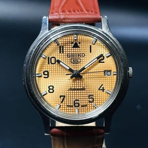 Reloj de pulsera Seiko 5 automático, esfera dorada, caja de plata antigua, día/fecha, calibre n.° 7005A, para hombre, fabricado en Japón.