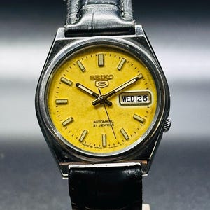 Vintage Seiko 5 Automatic Gold Dial Silver Case Day/Date Caliber No.7s26A Mens Wrist Watch Japan Made