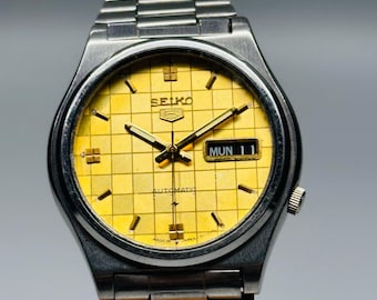 Reloj automático vintage Seiko 5: esfera amarilla, acero inoxidable plateado