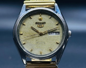 Reloj automático vintage Seiko 5: esfera dorada, caja plateada, día/fecha