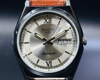 Vintage Seiko 5 Automatic Watch: Silver Dial, Day/Date, Japan Made
