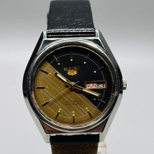 Raro orologio da polso da uomo Seiko 5 automatico vintage con quadrante oro-nero, cassa in argento, giorno/data, calibro n. 6309, prodotto in Giappone.