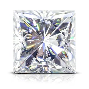 Op de afbeelding: Een vierkant geslepen edelsteen, waarschijnlijk een diamant, met talrijke facetten die een briljant lichtspel creëren. De interne structuur van de edelsteen is zichtbaar en reflecteert het licht tegen een witte achtergrond, wat de helderheid benadrukt.
