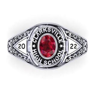 Könnte beinhalten: Silberner Abschlussring mit einem ovalen, rubinroten Stein in der Mitte. Der Ring trägt die Inschrift "CLARKSVILLE HIGH SCHOOL" und die Jahreszahlen "20" und "22". Der Ring hat ein dekoratives Design an den Seiten.