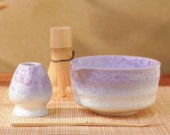 Può includere: Un set di tre tazze in ceramica con finitura opaca e macchiettata. Le tazze sono nei toni del crema, grigio chiaro e grigio scuro. Ogni tazza ha un design semplice e minimalista e un manico arrotondato.