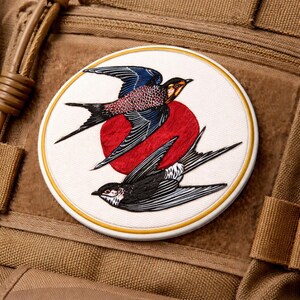 Custom embroidered swallow bird patch japanese style flying birds tattoo aesthetic badge vintage animal embroidery patch gift