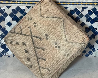 Vintage marokkanischer Berber-Boujaad-Pouf, verblasster Farbton, einzigartiges Boho-Bodenkissen aus Wolle, marokkanisches osmanisches Beniourain-Bodenkissen, einzigartiger Boho-Poof