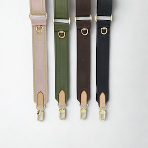 Puede incluir: Cuatro correas ajustables para bolsos en rosa rubor, verde oliva, marr&oacute;n oscuro y negro. Cada correa presenta herrajes met&aacute;licos dorados y detalles de cuero. Perfectas para bolsos de mano o de hombro.