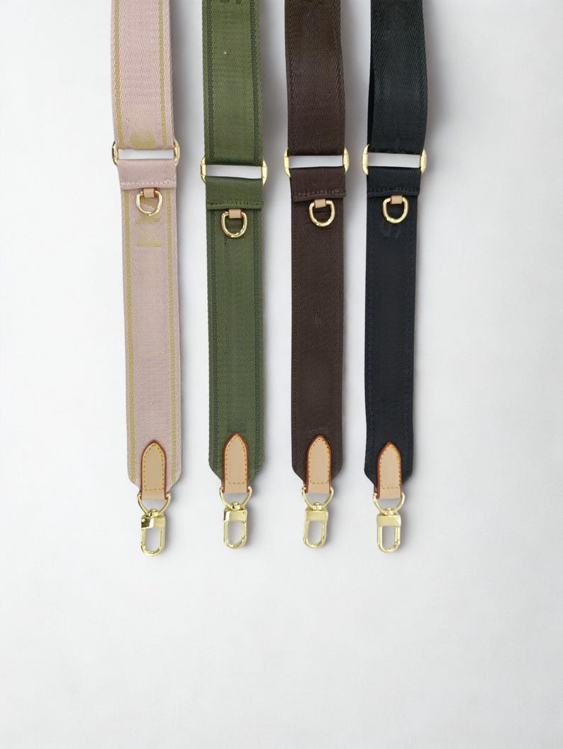 Puede incluir: Cuatro correas ajustables para bolsos en rosa rubor, verde oliva, marr&oacute;n oscuro y negro. Cada correa presenta herrajes met&aacute;licos dorados y detalles de cuero. Perfectas para bolsos de mano o de hombro.