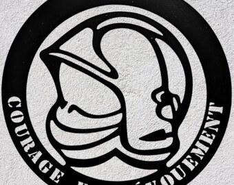 Metalen wanddecoratie - Brandweerhelm - Motto &quot;Moed en toewijding&quot;