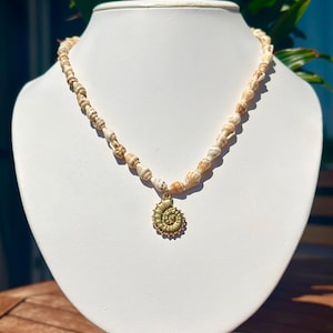 Collar de conchas impermeable - Colgante de amonita de acero inoxidable dorado - Joyería bohemia playera para mujer - Collar corto de verano
