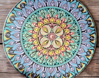 Mandala pintado a mano sobre panel de madera: ¡el despertar de la primavera en tu hogar!