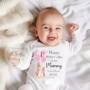 Peter Rabbit Feliz primer día de la madre Traje de bebé MAMÁ (Primer día de la madre 1.er día de la madre Mamá l Regalo para nueva mamá / Amo a mi mamá)