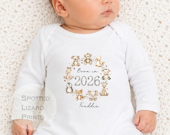 2026 geboren Baby Outfit, Name nach Hause kommen Outfit, neues Baby Ankunft Strampler, Neugeborenen Baby Geschenk Baby wachsen personalisiert