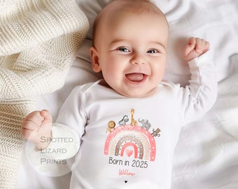 2026 geboren Baby Outfit, Name nach Hause kommen Outfit, neues Baby Ankunft Strampler, Neugeborenen Baby Geschenk Baby wachsen personalisiert