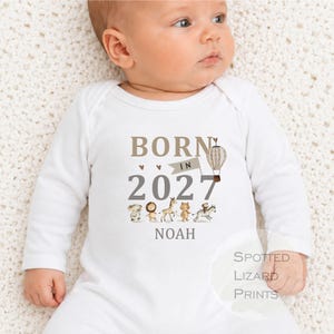 Gepersonaliseerde babyoutfit 'Geboren in 2027', outfit met eigen naam voor de thuiskomst, rompertje voor de pasgeborene, gepersonaliseerd kraamcadeau.