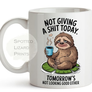 Könnte beinhalten: Eine weiße Keramik-Kaffeetasse mit einer Sloth-Illustration, die eine Tasse Kaffee hält. Die Tasse trägt den Text "Not giving a shit today. Tomorrow's not looking good either."