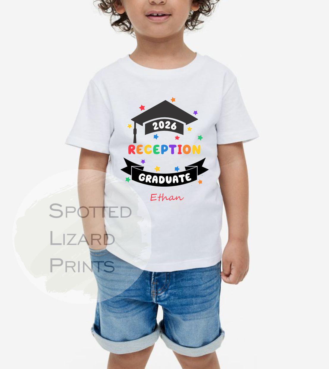 GRAVURZEILE Maglietta stampata per bambini – Schulkind 2025 gesso pastello – regalo per addio all'asilo & inizio della scuola per ragazzi e ragazze – 100% cotone, Bianco intenso, 86-92