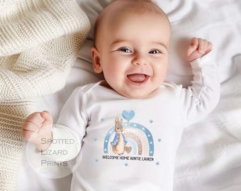 Personalisierte Willkommen zu Hause Baby Outfit, nach Hause kommen - Neues Baby Ankunft Weste, Babypartygeschenk - Peter Rabbit neues Baby Geschenk