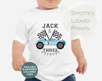 Personalisiertes Rennwagen-Geburtstags-T-Shirt | Rennwagen-Geburtstags-Shirt | Individuelles Geburtstagsoutfit für Kinder mit Namen und Alter | Rennwagen-Party-T-Shirt