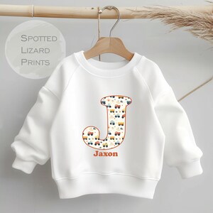 パーソナライズされた名前入りキッズスウェットシャツ - カスタム幼児服 - カーズテーマの男の子用ジャンパー 子供用ギフト 名前入りイニシャル - 男の子用スウェットシャツ