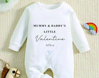 MUMMY & DADDY's Little Valentines Baby Outfit für Mädchen / Jungen (1st Valentines Mummy Mum Valentines l Daddy Dad)