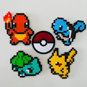 Könnte beinhalten: Eine Sammlung von Pixelkunst mit beliebten Pokémon-Charakteren, darunter Glumanda, Schiggy, Bisasam und Pikachu, sowie einem Pokéball. Die Figuren bestehen aus bunten Perlen und sind schwarz umrandet.
