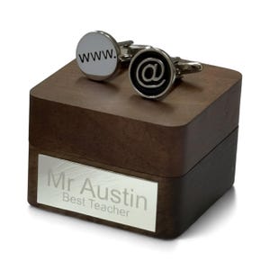Peut inclure: Paire de boutons de manchette argentés, l'un avec "www." sur fond blanc, l'autre avec un symbole "@" sur fond noir. Présentés dans un coffret en bois marron foncé avec une plaque argentée "Mr Austin Best Teacher".