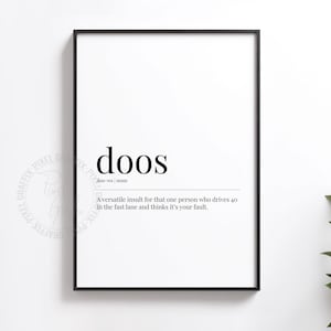 Peut inclure: Impression encadrée avec le mot "doos" en noir. En dessous, une définition humoristique en noir décrit "doos" comme une insulte pour une personne qui roule vite. Le cadre est noir.