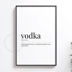 Puede incluir: Una impresión en blanco y negro enmarcada con la palabra "vodka" en una fuente moderna y en negrita. Debajo, una definición: "Líquido transparente que convierte 'Probablemente no debería' en 'mira esto'." La impresión está en una pared blanca.