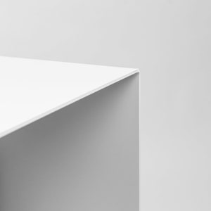 Table basse, table d'appoint noire, table d'appoint en forme de C en acier revêtu par poudre de haute qualité. Table de canapé moderne, table de chevet image 5