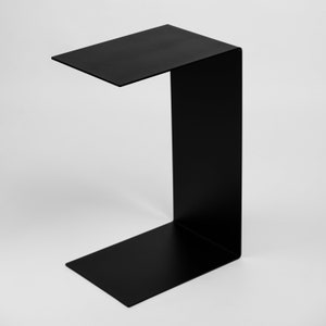Table basse, table d'appoint noire, table d'appoint en forme de C en acier revêtu par poudre de haute qualité. Table de canapé moderne, table de chevet image 2
