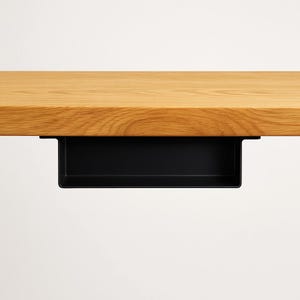 Può includere: Un cassetto nero sotto la scrivania attaccato a una scrivania di legno.