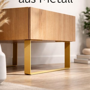 Può includere: Un mobile in legno chiaro, sostenuto da gambe in metallo giallo brillante. Le gambe rettangolari contrastano con il legno naturale. Il testo "Hochwertige Möbelbeine aus Metall" è visibile.