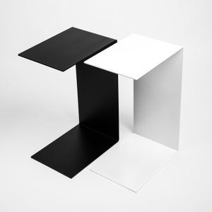 Table basse, table d'appoint noire, table d'appoint en forme de C en acier revêtu par poudre de haute qualité. Table de canapé moderne, table de chevet