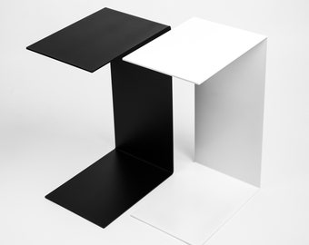 Table basse, table d'appoint noire, table d'appoint en forme de C en acier revêtu par poudre de haute qualité. Table de canapé moderne, table de chevet
