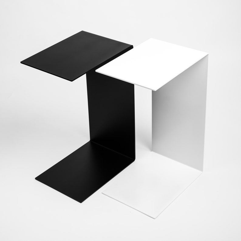 Table basse, table d'appoint noire, table d'appoint en forme de C en acier revêtu par poudre de haute qualité. Table de canapé moderne, table de chevet image 1