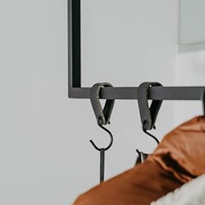 Gancio appendiabiti con passante in pelle, gancio a S con passante in pelle, gancio a S in pelle | per aste appendiabiti, armadi in metallo e pelle singolarmente/set