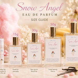 K&ouml;nnte beinhalten: F&uuml;nf klare Glasparf&uuml;mflaschen mit der Aufschrift Snow Angel Eau de Parfum in verschiedenen Gr&ouml;&szlig;en von 5g, 15g, 30g, 50g und 100g. Jede Flasche hat einen goldenen Verschluss und ein wei&szlig;es Etikett mit einer kleinen Engelsillustration.