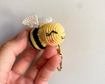 Gehäkelter Bienen-Schlüsselanhänger mit personalisiertem Namen, handgefertigtes Produkt, Taschenzubehör, Geburtstagsgeschenk, Muttertagsgeschenk, Abschlussgeschenk