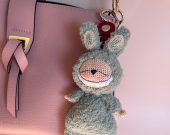 Llavero de conejo monstruo sonriente de ganchillo Lafufu: dije para bolso hecho a mano