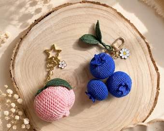 Gehaakte fruit sleutelhanger: Handgemaakte katoenen amigurumi tashanger (perzik, bosbes, citroen)