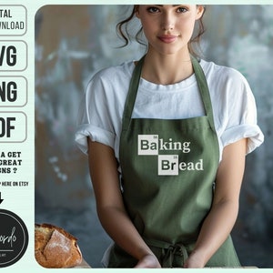 Könnte beinhalten: Eine olivgrüne Schürze mit den Worten "Baking Bread" in einem Design im Periodensystem-Stil. Die Schürze wird über einem weißen T-Shirt getragen. Das Bild enthält auch Text für digitale Downloads und das Logo des Shops.