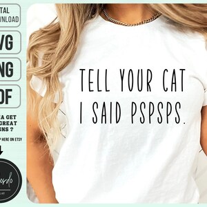 Puede incluir: Camiseta blanca con texto negro que dice "Dile a tu gato que dije pspsps."